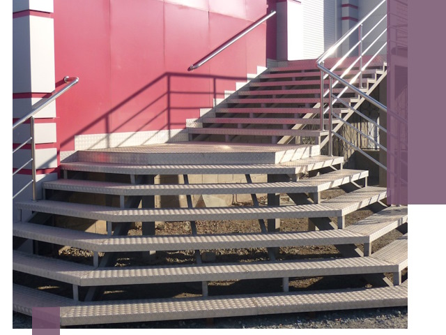 Лестницы для магазина в Красноярске — изготовление и монтаж