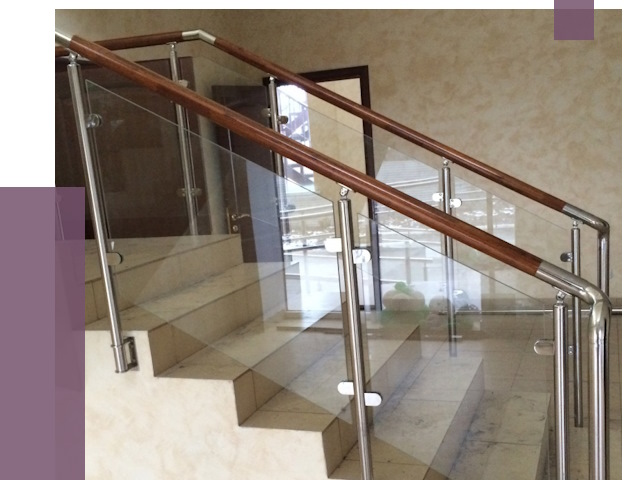 Комбинированные перила из металла и дерева в Красноярске