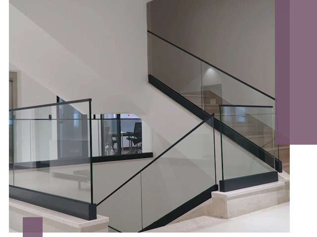 Стеклянные перила премиум-класса с установкой в Красноярске