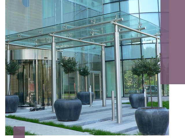 Навесы из стекла на заказ в Красноярске — монтаж и установка