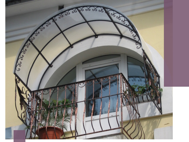 Козырьки над балконом в Красноярске — изготовление и монтаж